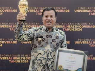 Pemkab Kuansing Menerima Penghargaan Universal Health Coverage